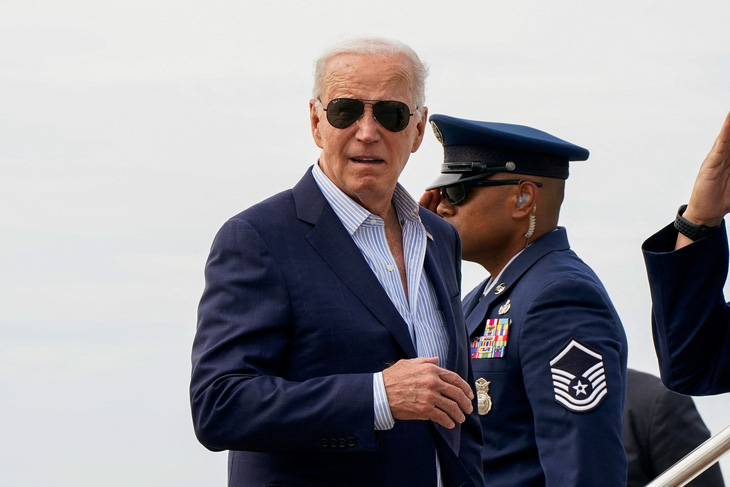 Tổng thống Mỹ Joe Biden lên máy bay ở New York để tham gia các hoạt động gây quỹ ngày 29-6 - Ảnh: REUTERS