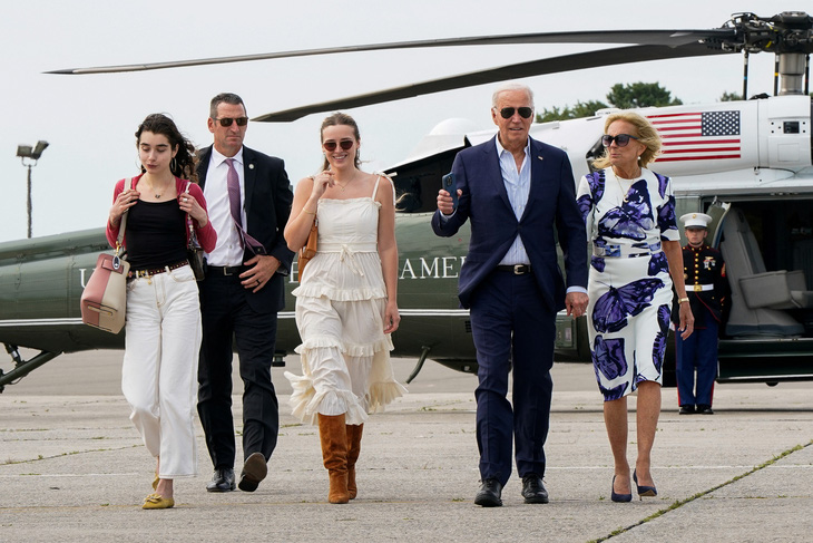 Tổng thống Mỹ Joe Biden đi cùng Đệ nhất phu nhân Jill Biden và các cháu tại Westhampton Beach, New York (Mỹ) ngày 29-6 - Ảnh: REUTERS
