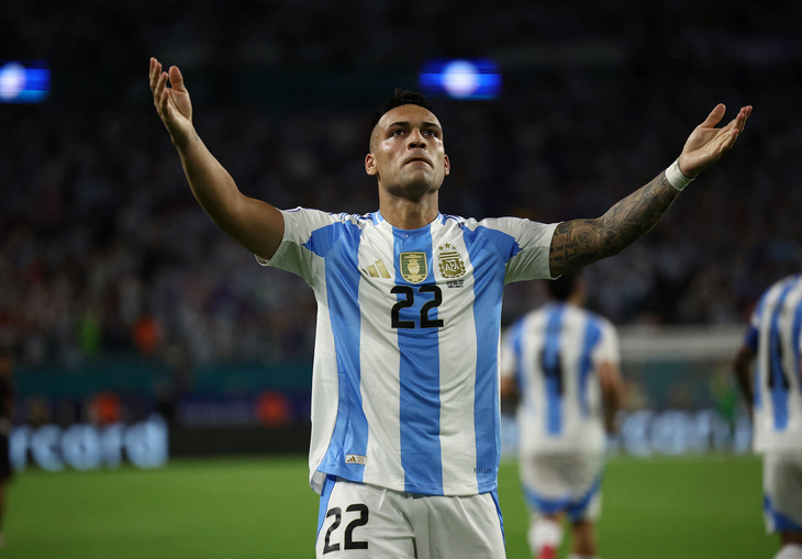 Lautaro Martínez lập cú đúp giúp Argentina toàn thắng ở vòng bảng - Ảnh: Reuters