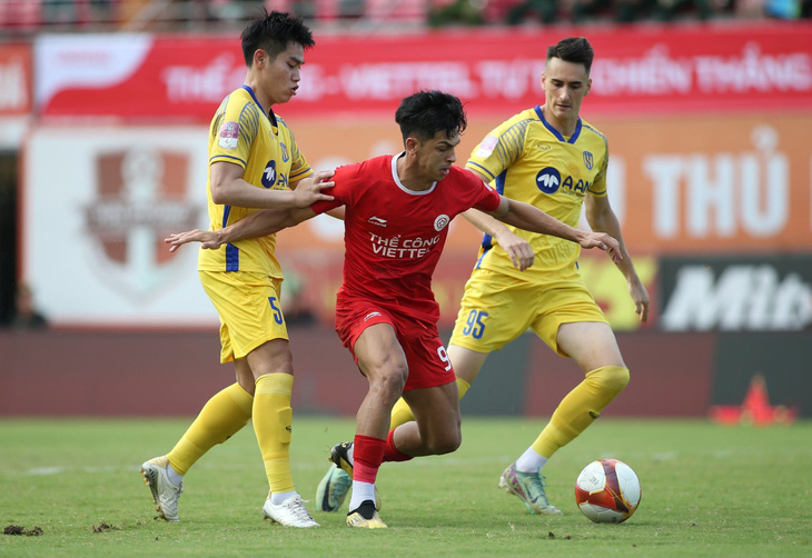Trận đấu giữa Sông Lam Nghệ An (áo vàng) với Viettel vẫn chưa có bàn thắng - Ảnh: VPF