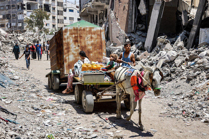 Người dân di tản ở thành phố Gaza trong lúc giao tranh tiếp diễn ngày 27-6 - Ảnh: AFP