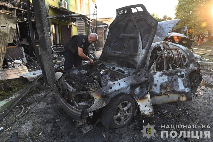 Một khu vực trúng tên lửa Nga ở Vilniansk thuộc vùng Zaporizhzhia của Ukraine ngày 29-6 - Ảnh: AFP