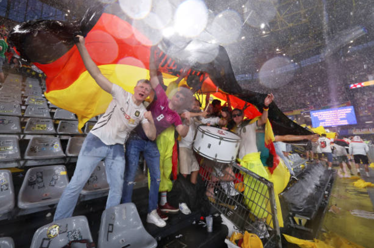 Một số cổ động viên tuyển Đức tỏ ra phấn khích