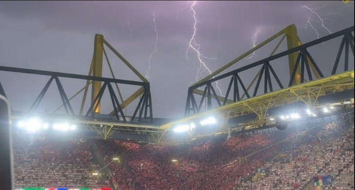 Sấm sét rền vang trên sân Westfalenstadion (hay còn được biết đến với tên Signal Iduna Park) ở Dortmund