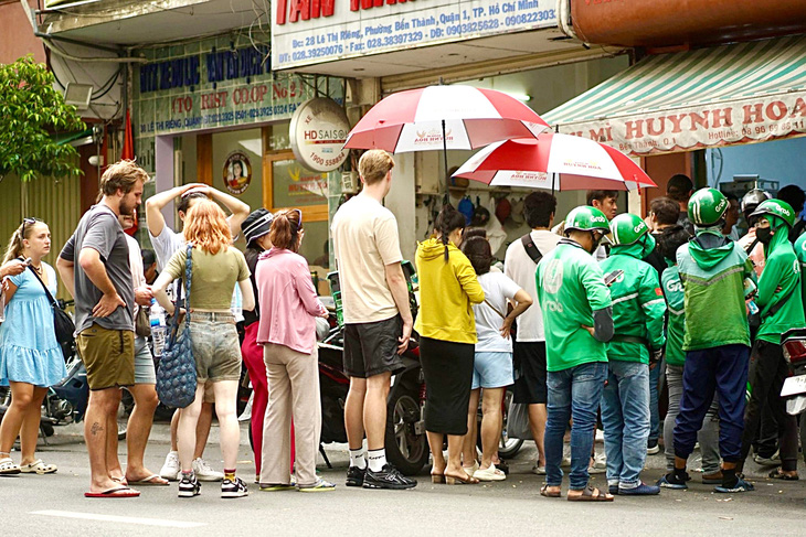 Khách xếp hàng dài đợi mua bánh mì Huynh Hoa - một trong những thương hiệu bánh mì có tiếng ở TP.HCM - Ảnh: FBHH
