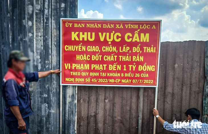 UBND xã Vĩnh Lộc A (huyện Bình Chánh) gắn bảng cấm đổ, lấp, đốt rác tại khu vực mà báo Tuổi Trẻ phản ánh - Ảnh: UBND xã Vĩnh Lộc A cung cấp