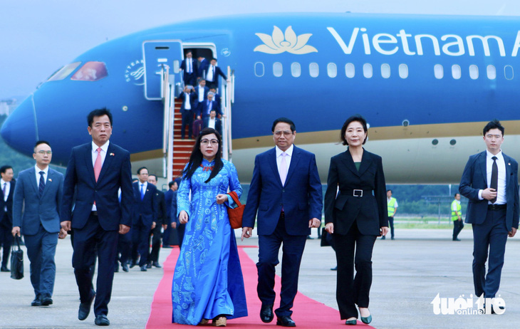 Thủ tướng Phạm Minh Chính và phu nhân tại sân bay quân sự Seoul - Ảnh: DUY LINH