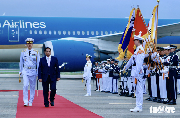 Thủ tướng Phạm Minh Chính duyệt Đội danh dự Hàn Quốc - Ảnh: DUY LINH