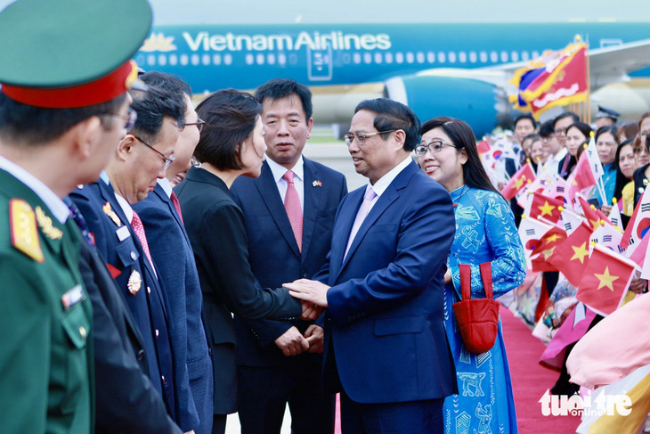 Thủ tướng Phạm Minh Chính bắt tay, trao đổi với Bộ trưởng Doanh nghiệp vừa và nhỏ và khởi nghiệp Hàn Quốc Oh Young Ju - Ảnh: DUY LINH