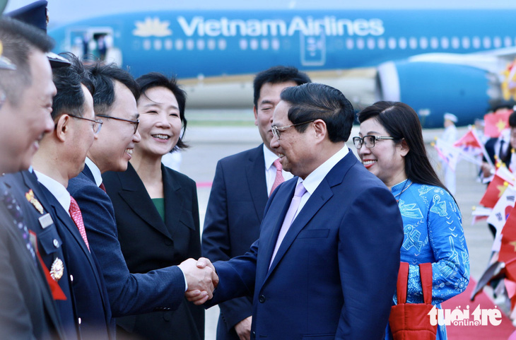 Thủ tướng Phạm Minh Chính bắt tay Đại sứ Hàn Quốc tại Việt Nam Choi Youngsam - Ảnh: DUY LINH