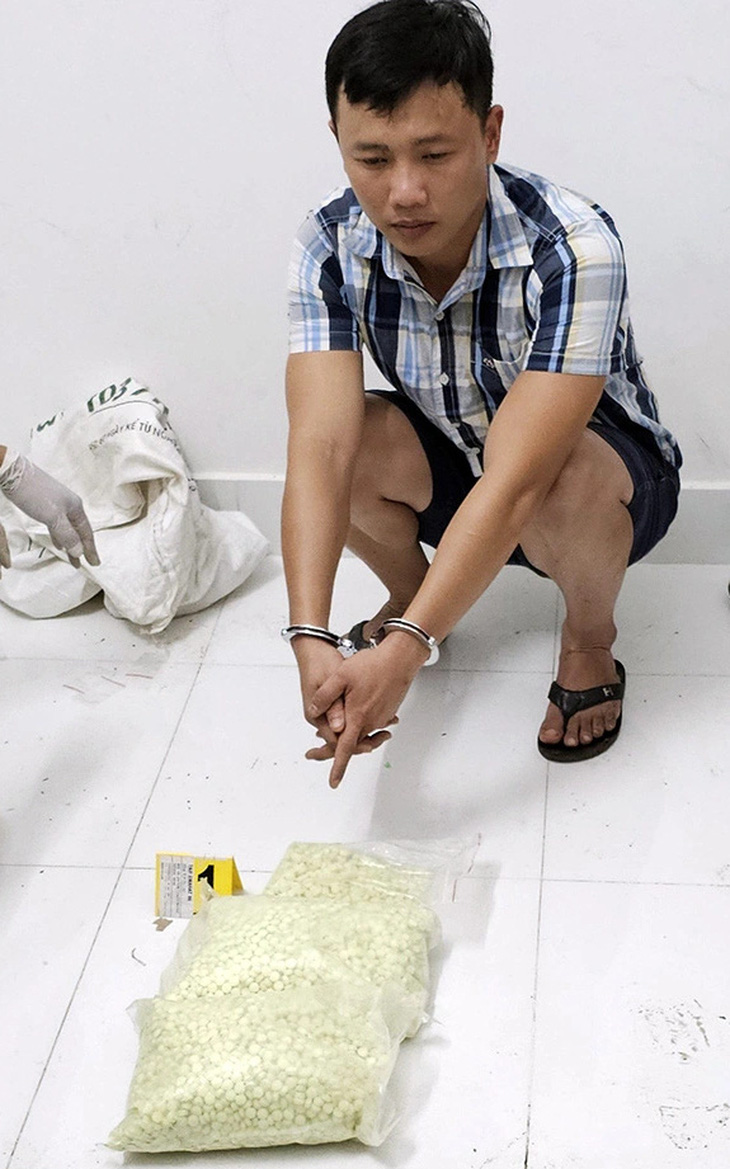 Nguyễn Nhân Trung cùng tang vật bị khởi tố để điều tra về hành vi mua bán trái phép chất ma túy - Ảnh: A.B.