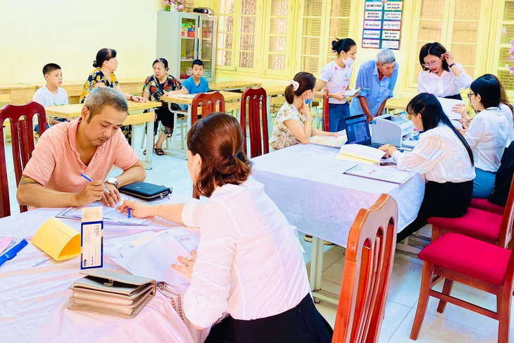 Việc đăng ký nhập học trực tiếp như thế này ở Hà Nội đang được hạn chế, chuyển sang đăng ký trực tuyến - Ảnh: HÀ MI