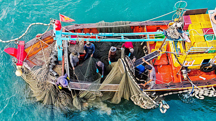Một tàu cá tỉnh Bình Thuận (dài 13,9m) khai thác trái phép tại vùng biển ven bờ thuộc tỉnh Kiên Giang