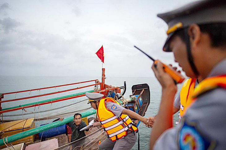 Lực lượng chức năng kiểm tra tàu cá có dấu hiệu vi phạm đang hoạt động trên vùng biển Kiên Giang