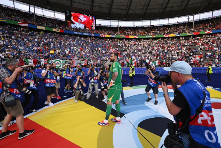 Các cầu thủ tuyển Ý nhận lại sự chỉ trích từ cổ động viên đội nhà - Ảnh: REUTERS
