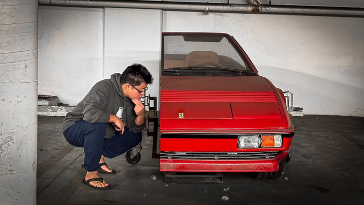 Một nửa chiếc Ferrari Mondial vừa được tìm thấy trong một garage tại Los Angeles, Mỹ - Ảnh: Effspot/YouTube
