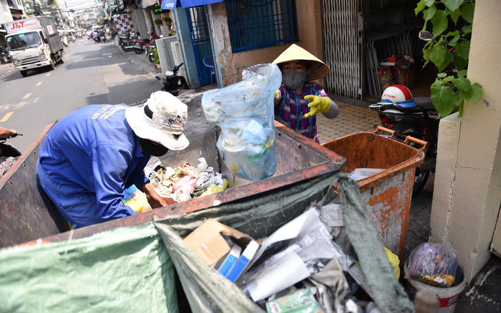 Thu gom rác trên đường Nguyễn Duy Dương, Q.10, TP.HCM - Ảnh: NGỌC PHƯỢNG