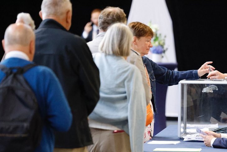 Người Pháp tham gia bỏ phiếu vòng đầu tiên của cuộc bầu cử quốc hội sớm ngày 30-6 - Ảnh: AFP