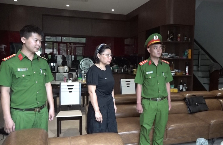 Công an đọc lệnh bắt bà Nguyễn Thị Lam - Ảnh: MINH QUÂN