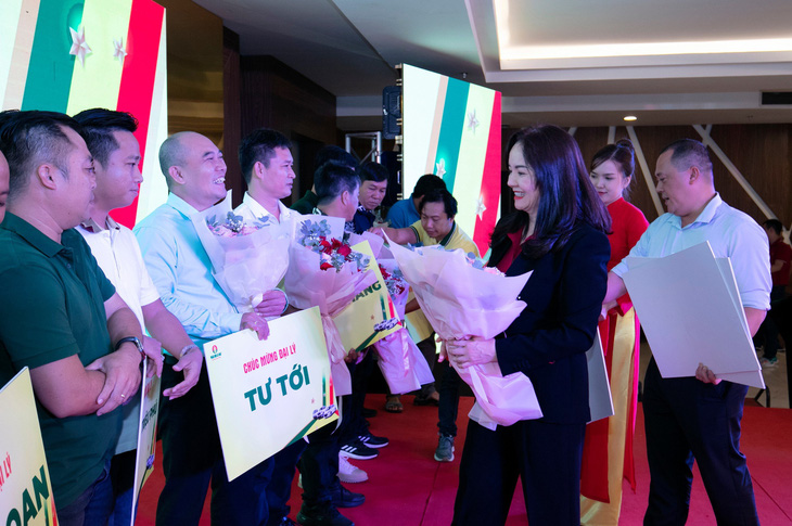 Phó Tổng Giám đốc Phân Bón Cà Mau đại diện trao tặng bảng tượng trưng cho khách hàng tại Cần Thơ