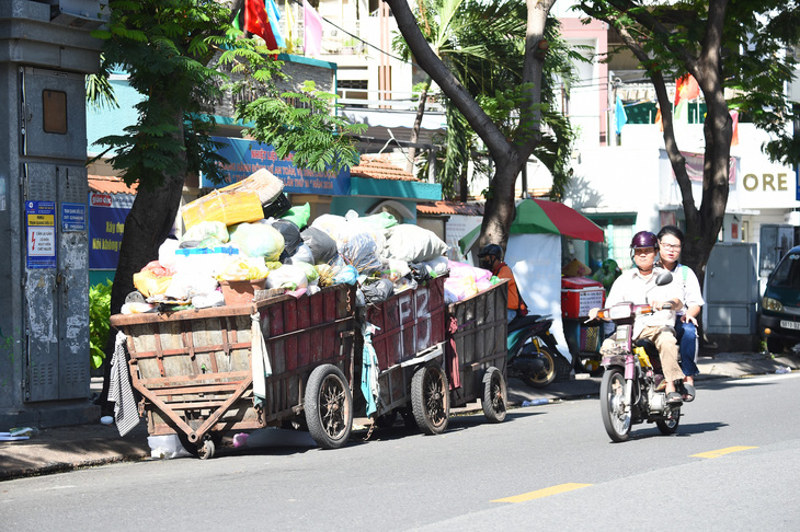 Hiện nay nhiều xe gom rác dân lập vẫn không đạt chuẩn gây ô nhiễm - Ảnh: TỰ TRUNG