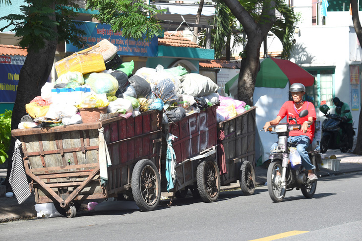 Xe rác dân lập tập kết trên đường Lê Văn Sỹ, quận 3, TP.HCM, chiều 29-6 - Ảnh: TỰ TRUNG 