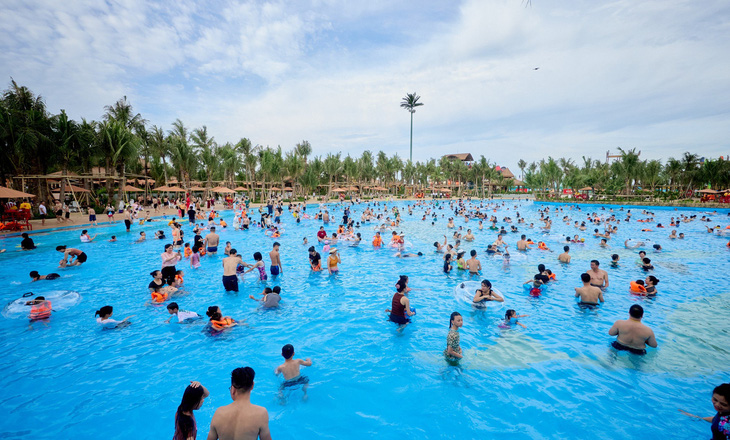 Rất đông du khách đến với công viên nước Sầm Sơn (Thanh Hóa) chiều 30-6 - Ảnh: Tập đoàn Sun Group cung cấp