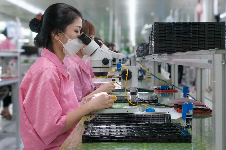 Công nhân tại nhiều nhà máy, nhà xưởng được tăng lương 6% từ ngày 1-7, trong ảnh là người lao động làm việc trong một nhà máy sản xuất điện tử vốn FDI Hàn Quốc tại tỉnh Bắc Ninh - Ảnh: GIA ĐOÀN