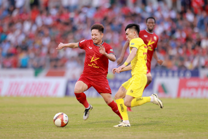 CLB Hồng Lĩnh Hà Tĩnh (áo đỏ) hòa 0-0 trên sân Thanh Hóa và rơi xuống vị trí 13/14, phải đá trận play off tranh suất dự V-League 2024 - 2025 - Ảnh: XUÂN THỦY