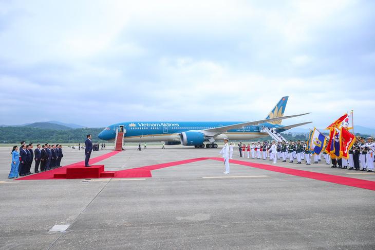 Toàn cảnh lễ đón Thủ tướng Phạm Minh Chính tại sân bay quân sự Seoul - Ảnh: NHẬT BẮC