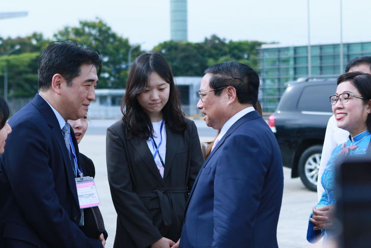 Phó đại sứ Hàn Quốc tại Việt Nam Lee Kyoung Dock tiễn Thủ tướng Phạm Minh Chính và phu nhân tại sân bay Nội Bài sáng 30-6 - Ảnh: DUY LINH
