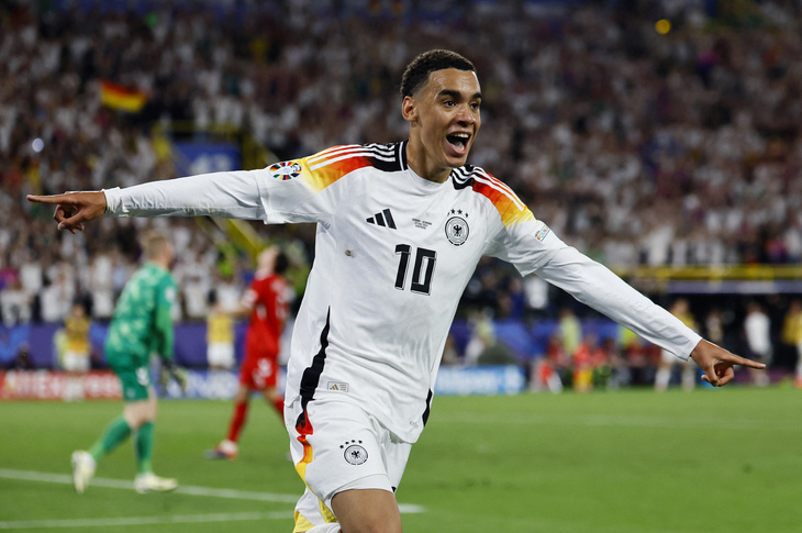 Nimeef vui của Musiala sau khi ghi bàn cho tuyển Đức ở vòng 16 đội Euro 2024 - Ảnh: REUTERS