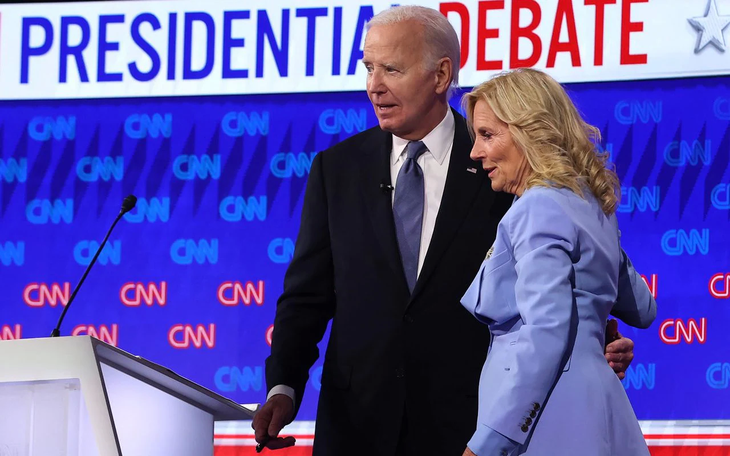 Đệ nhất phu nhân Jill Biden cùng Tổng thống Joe Biden lên sân khấu khi kết thúc cuộc tranh luận tổng thống đầu tiên của cuộc bầu cử năm 2024 - Ảnh: AFP/Getty Images
