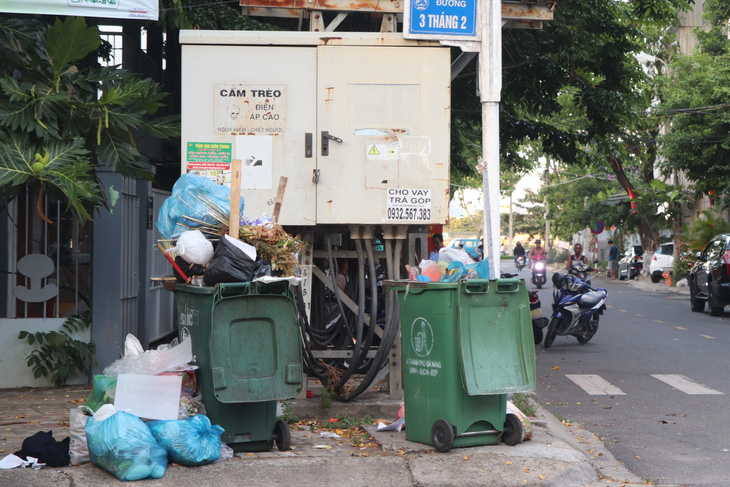 Mới đầu giờ chiều, thùng rác của một cơ sở kinh doanh ở đường 3-2 (quận Hải Châu) đã đầy ắp - Ảnh: THANH NGUYÊN