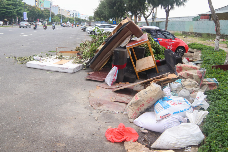 Đủ loại rác được người dân đem đến chất đống tại đường Nguyễn Tất Thành - Ảnh: THANH NGUYÊN
