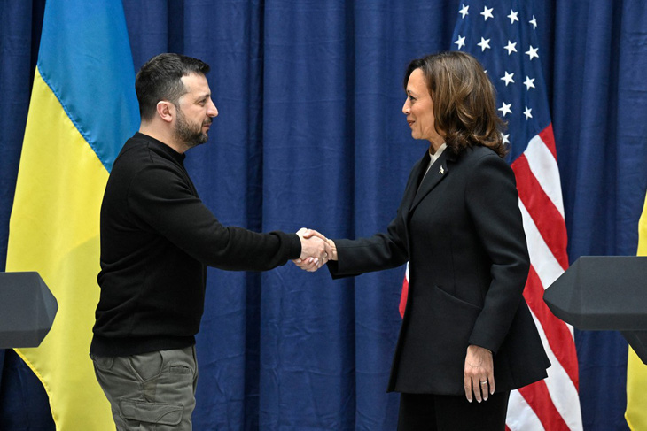 Tổng thống Ukraine Volodymyr Zelensky bắt tay Phó tổng thống Mỹ Kamala Harris tại Hội nghị An ninh Munich (MSC) 2024 ở Munich, miền nam nước Đức, hôm 17-2 - Ảnh: AFP