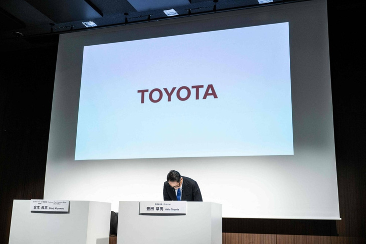 Chủ tịch HĐQT Toyota - Akio Toyoda cúi đầu xin lỗi trong cuộc họp báo ngày 3-6-2024 - Ảnh: AFP