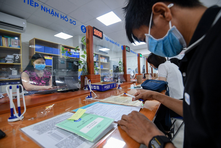 Người lao động làm thủ tục về bảo hiểm xã hội tại Hà Nội - Ảnh: NAM TRẦN