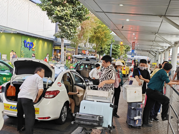 Taxi đang được giám sát kỹ bởi cơ quan chức năng hạn chế hét giá, chê cuốc gần nhận cuốc xe xa tại sân bay Tân Sơn Nhất dịp lễ 1-5 vừa qua - Ảnh: CÔNG TRUNG