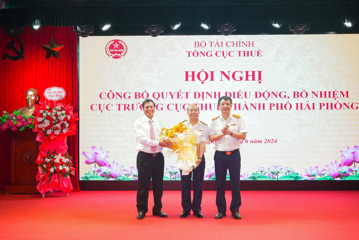 Lãnh đạo TP Hải Phòng và Tổng cục Thuế chúc mừng tân Cục trưởng Cục Thuế thành phố Hải Phòng Nguyễn Tiến Trường (giữa) - Ảnh: Đ.THANH