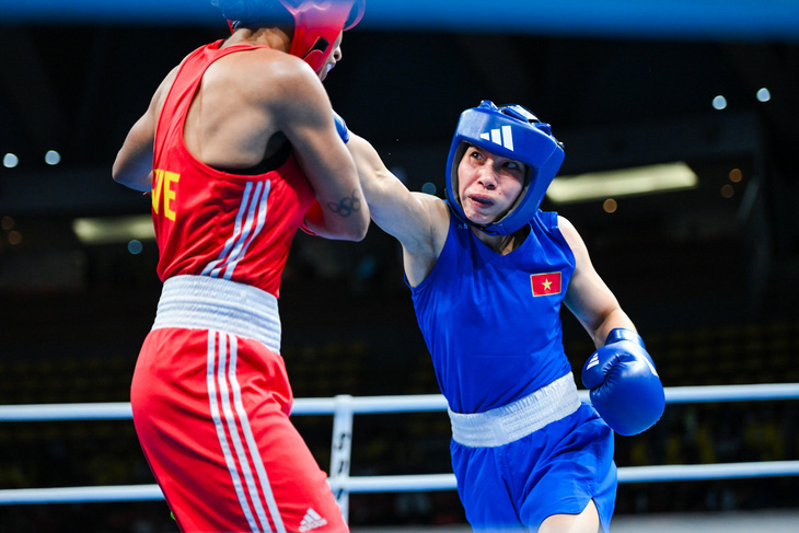 Tay đấm Hà Thị Linh (áo xanh) giành suất thứ hai dự Olympic 2024 cho boxing Việt Nam, sau Võ Thị Kim Ánh ở hạng cân 54kg - Ảnh: boxing.athlete365