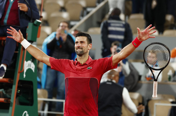 Djokovic ăn mừng chiến thắng ngoạn mục trước Cerundolo - Ảnh: Reuters
