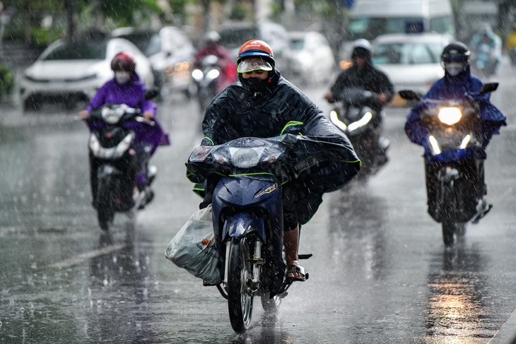 Hơn 16h, tại khu vực quận Thanh Xuân, Nam Từ Liêm, Hoàng Mai, Thanh Trì,... đang có mưa to - Ảnh: NAM TRẦN