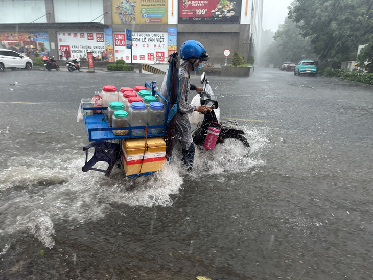 Thời tiết hôm nay 1-9: Cả nước mưa dông, một vài nơi nắng 'xíu xiu' - Ảnh 1.