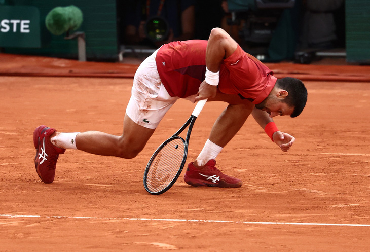 Djokovic đã cho thấy những vấn đề ở đầu gối sau trận thắng Cerundolo - Ảnh: REUTERS