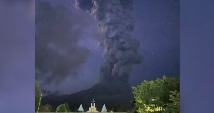 Núi lửa Kanlaon phun cột tro bụi hôm 3-6, ảnh chụp nhìn từ thị trấn La Castellana, tỉnh Negros, miền trung Philippines - Ảnh: AFP
