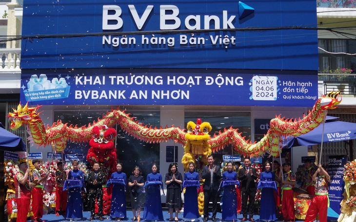 Đại diện lãnh đạo Ngân hàng nhà nước chi nhánh Bình Định và lãnh đạo BVBank cắt băng khai trương điểm giao dịch An Nhơn - Ảnh: MINH DUYÊN