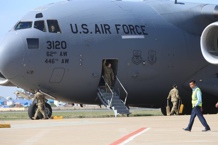 Máy bay của không quân Mỹ trong chuyến thăm của ông Austin đến Campuchia - Ảnh: Fresh News