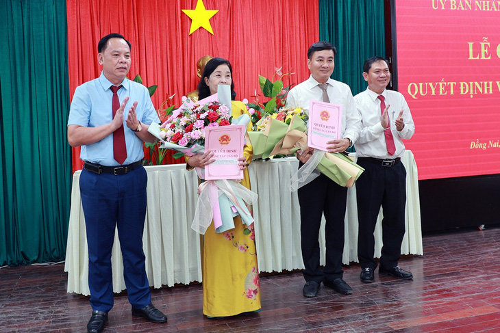 Bà Vũ Thị Minh Châu - chủ tịch UBND huyện Trảng Bom, Đồng Nai - nhận quyết định miễn nhiệm sau khi xin nghỉ việc vì lý do cá nhân - Ảnh: H.M.