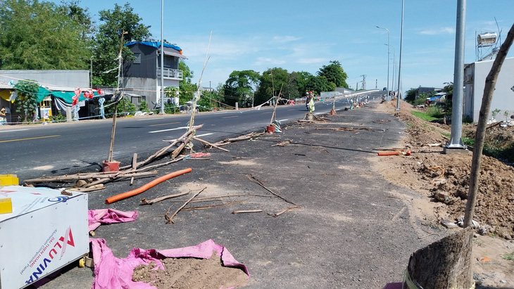 280m tuyến tránh Long Xuyên chưa thể thi công hoàn thiện do lấn cấn chuyện bồi thường hư hỏng nhà dân - Ảnh: CHÍ HẠNH